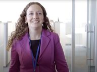 Vignette pour la vidéo : « Ingénieure professionnelle Lindsay Melvin ».