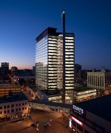 La Place Manitoba Hydro prise la nuit.